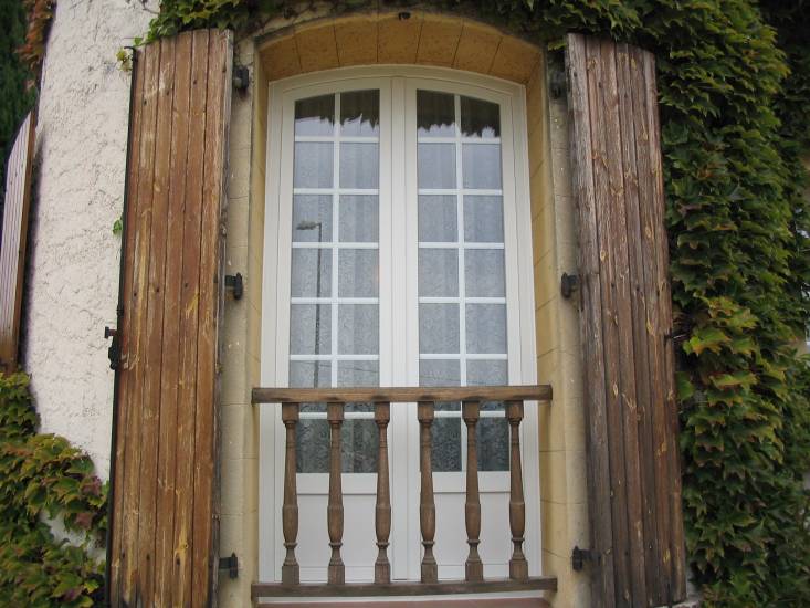 Pose de portes fenêtres en pvc cintrées avec croisillons à Martigues 