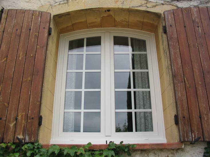 Pose de portes fenêtres en pvc cintrées avec croisillons à Martigues 