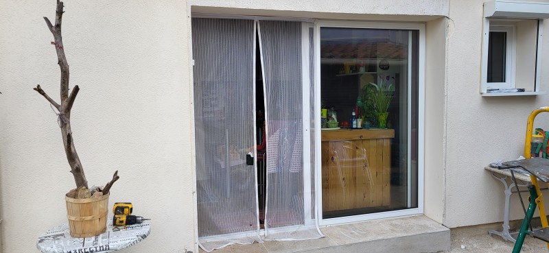 Fourniture et pose d'un volet battant isolé en aluminium laqué blanc avec serrure  à clé pour entrée de maison sur Martigues 