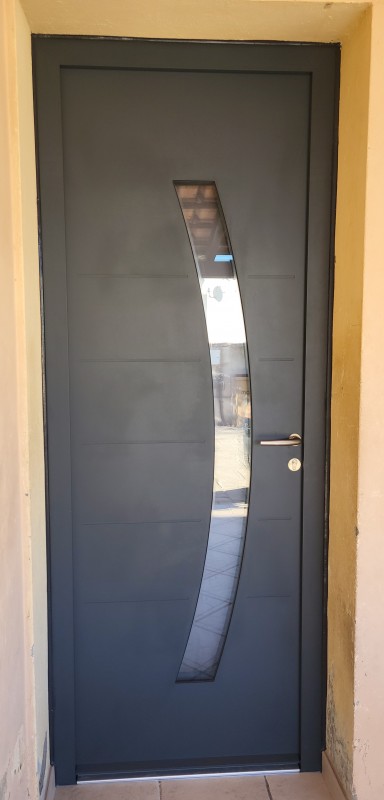 Vente et installation d'une porte  monobloc en aluminium pour une maison à  Port de bouc