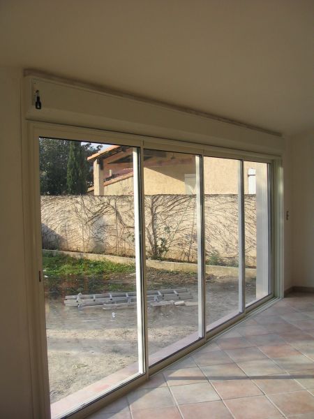 Fermeture d'une extension de maison par une baie vitrée de la marque Installux à Sausset Les pins