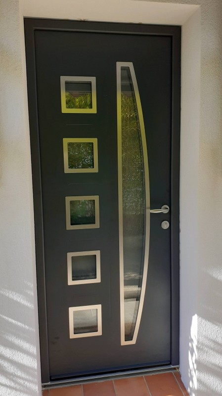 Installation d'une porte en aluminium couleur gris au 7016 à  Vitrolles 