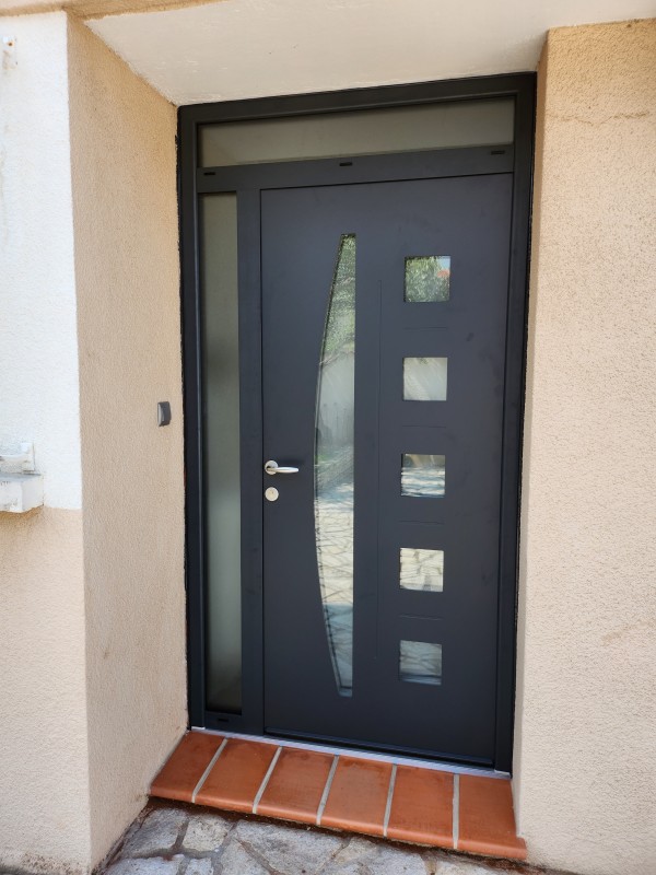 Installation d'une porte monobloc avec serrure automatique de marque Euradif sur Martigues 